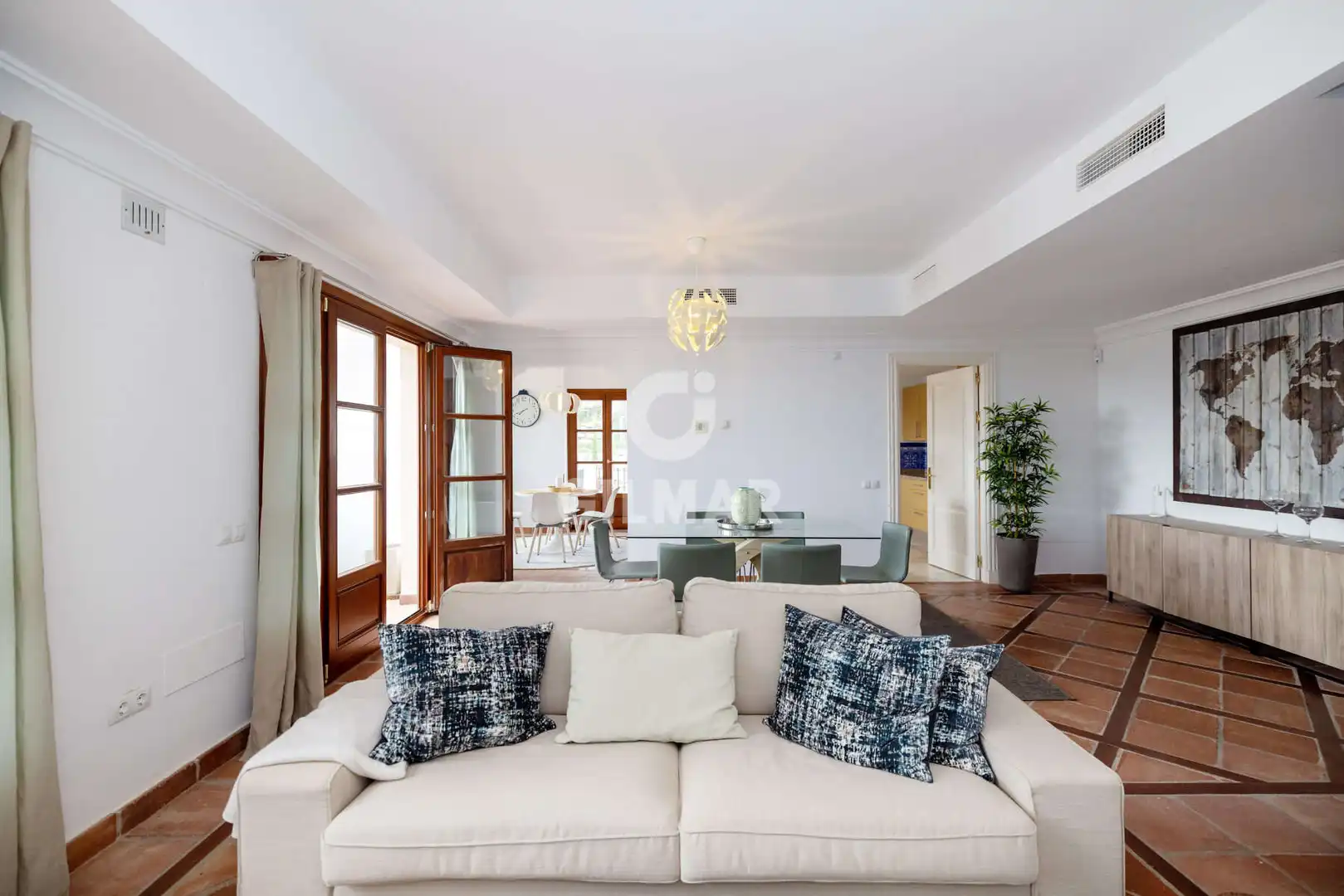 Sala de estar de Casa adosada en venta en Benahavís con Calefacción y Piscina