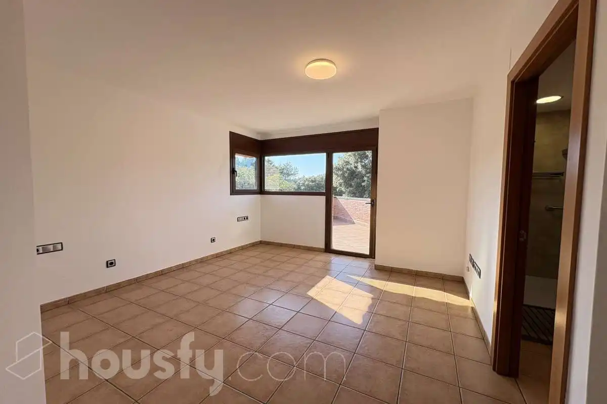 Habitación de Casa o chalet en venta en Sant Julià de Ramis con Calefacción, Jardín privado y Terraza
