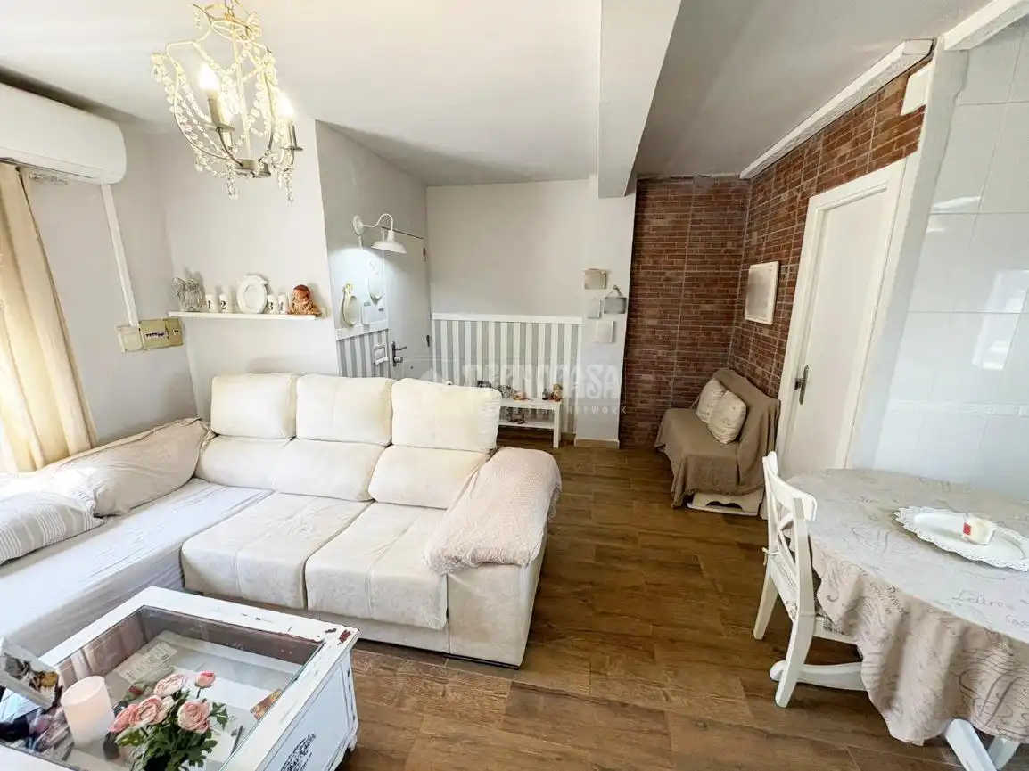 Sala d'estar de Casa o xalet en venda en Zaragoza amb Aire condicionat i Piscina