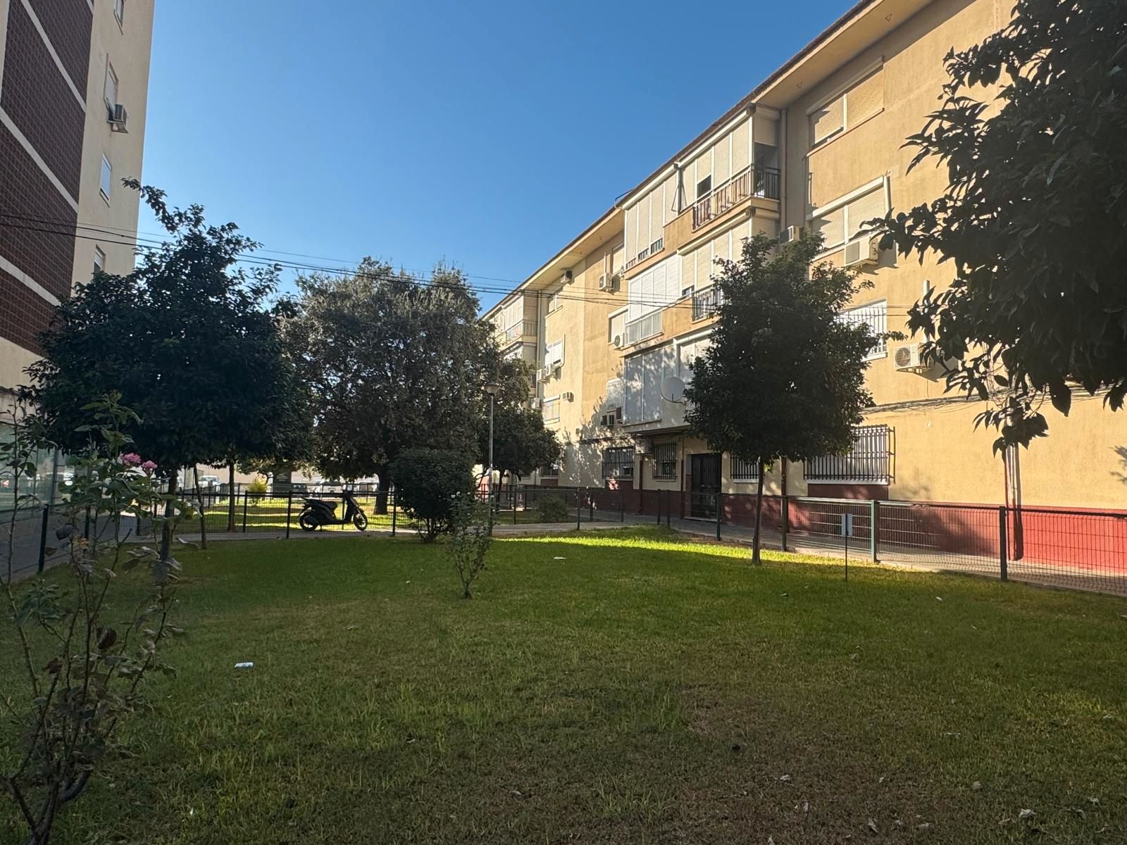 Vista exterior de Piso en venta en  Sevilla Capital con Aire acondicionado