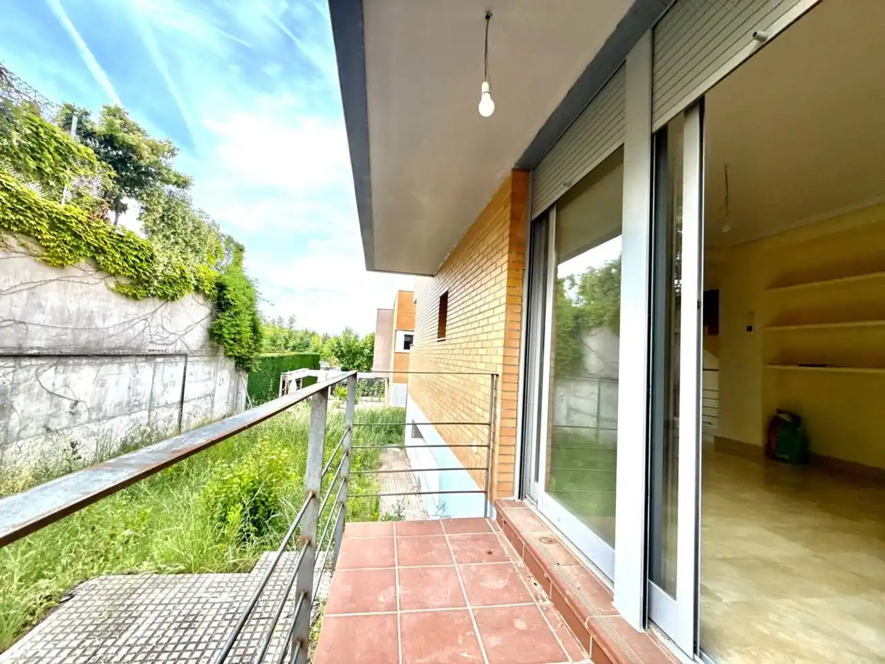 Vista exterior de Casa adosada en venta en Bargas con Calefacción, Jardín privado y Alarma