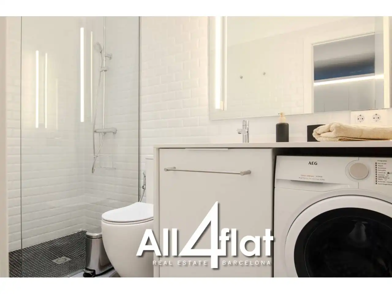 Bathroom of Study for rent in Barcelona  with Air Conditioner, Heating and Furnished