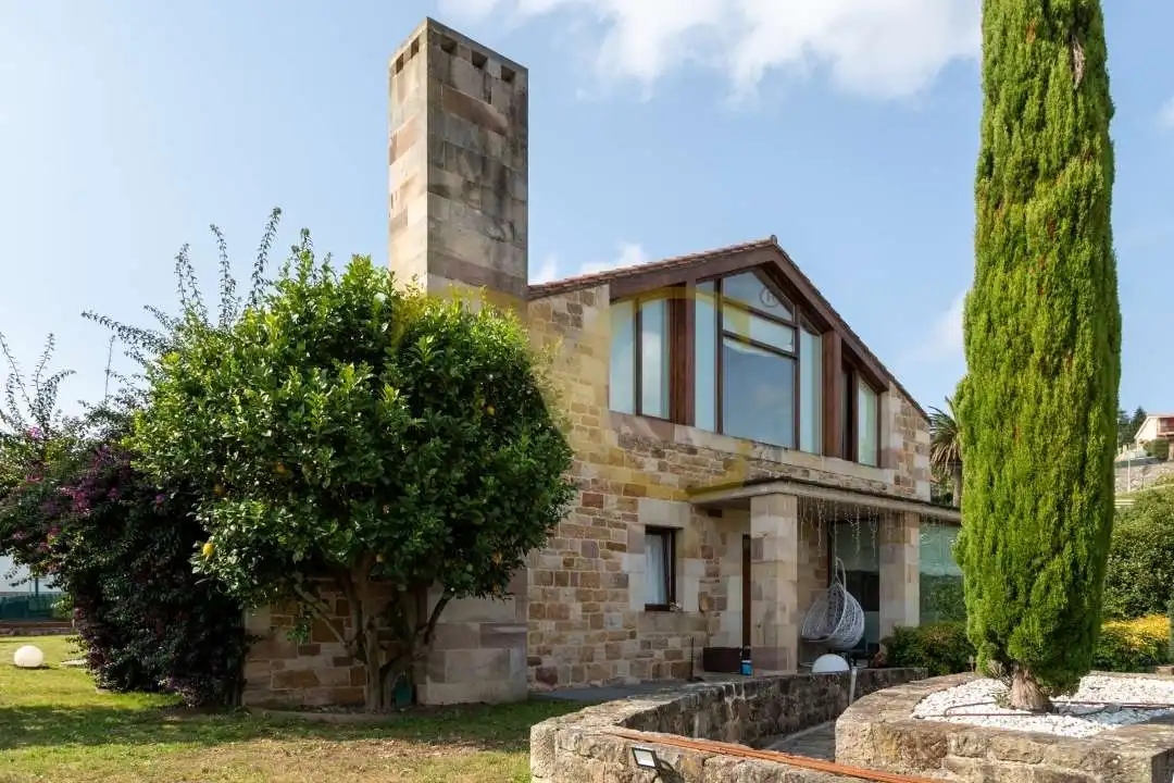 Vista exterior de Casa o chalet en venta en Santa Cruz de Bezana con Aire acondicionado, Calefacción y Jardín privado