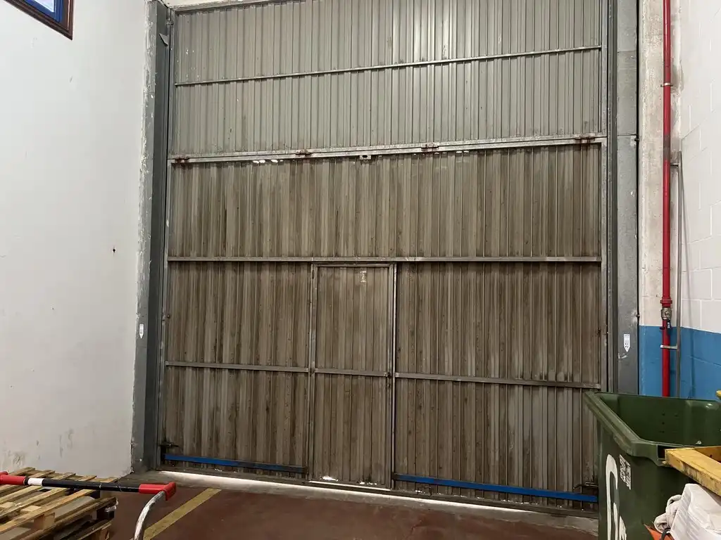 Außenansicht von Fabrikhallen zum Verkauf in Cambre  mit Heizung