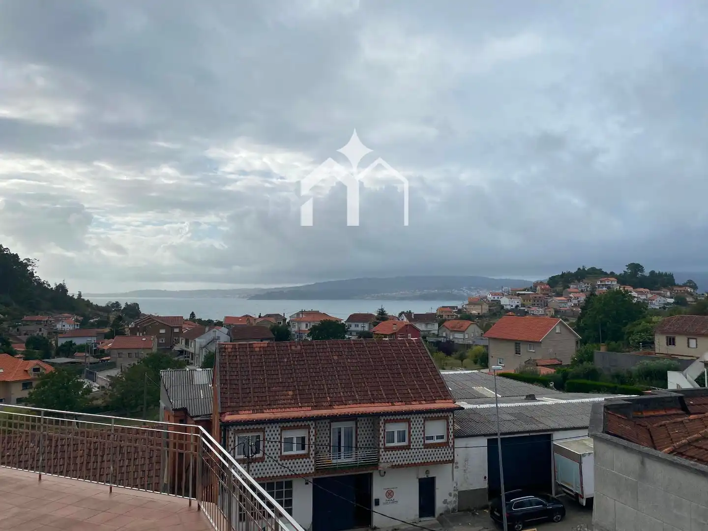 Vista exterior de Àtic en venda en Marín amb Calefacció, Terrassa i Traster