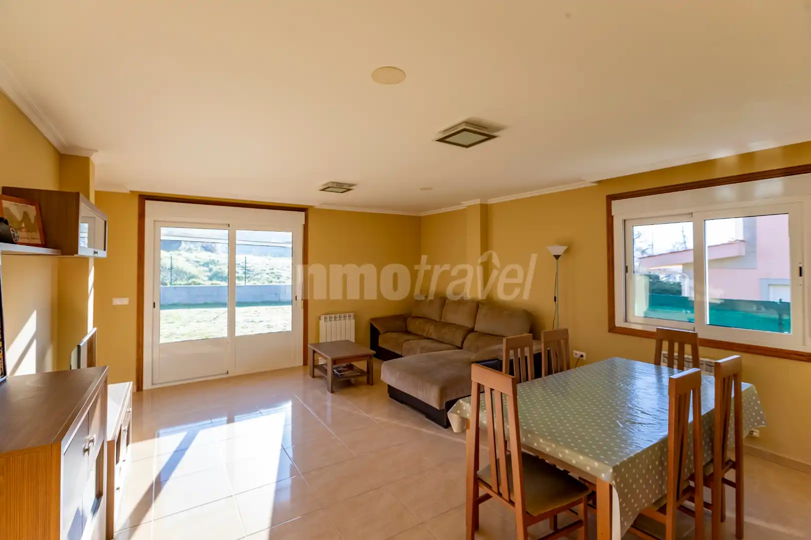 Wohnzimmer von Haus oder Chalet zum Verkauf in Sanxenxo mit Heizung, Privatgarten und Parkett