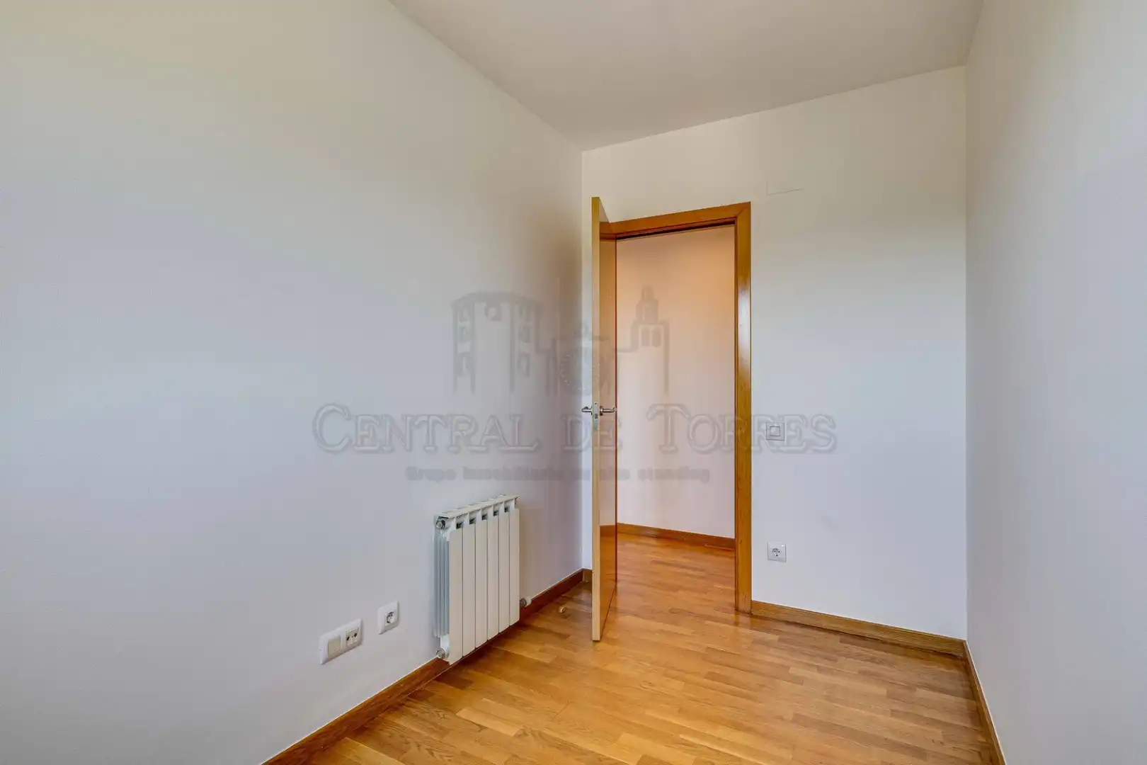 Bedroom of Flat for sale in Sant Cugat del Vallès  with Air Conditioner, Heating and Parquet flooring