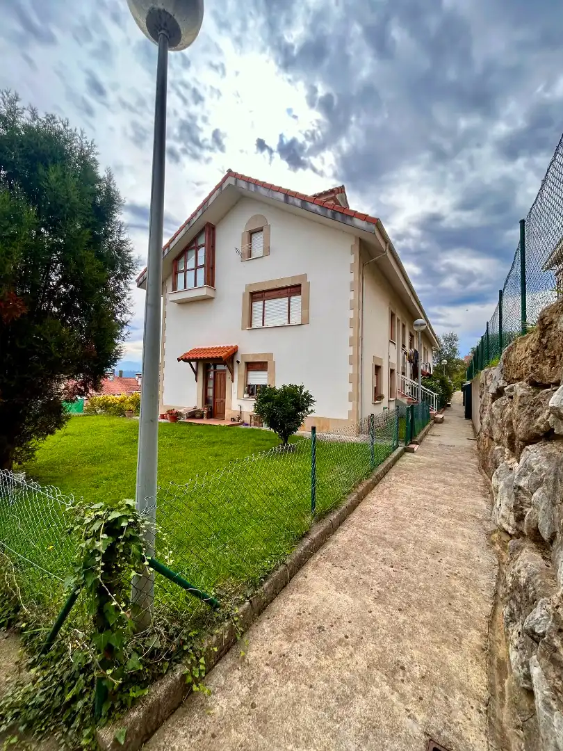 Vista exterior de Dúplex en venda en San Vicente de la Barquera, Cantabria