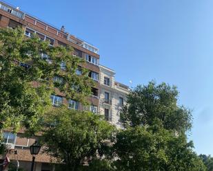 Vista exterior de Pis en venda en  Madrid Capital amb Jardí privat, Terrassa i Traster
