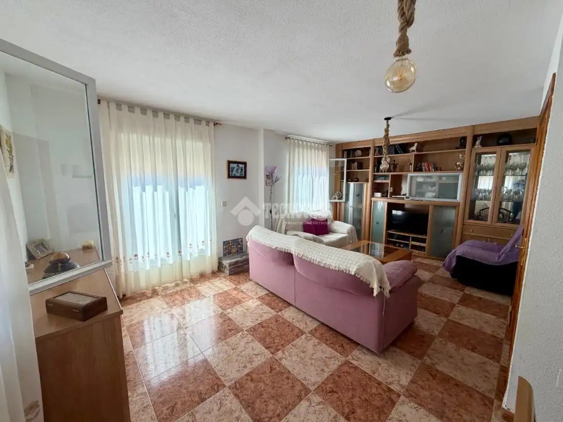 Sala de estar de Casa adosada en venta en Villanueva de la Torre con Jardín privado, Terraza y Balcón
