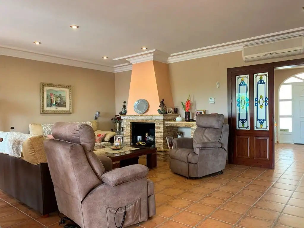 Sala de estar de Casa o chalet en venta en L'Alfàs del Pi con Aire acondicionado, Calefacción y Jardín privado