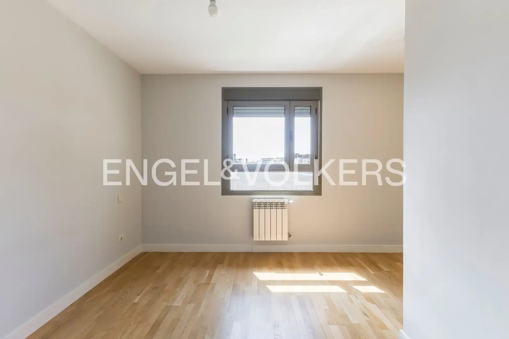 Schlafzimmer von Dachboden zur Miete in Madrid mit Klimaanlage, Heizung und Parkett