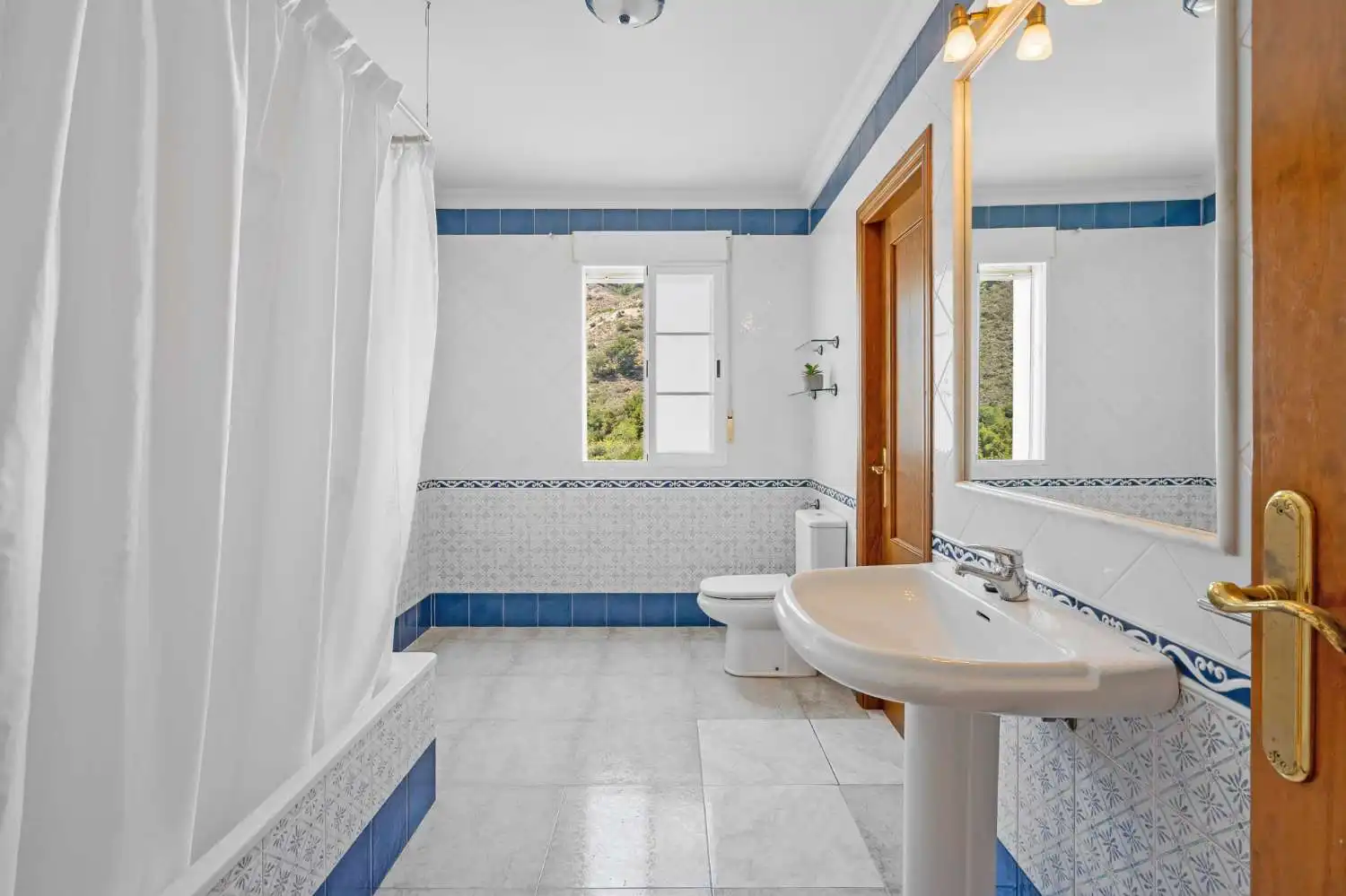 Baño de Casa o chalet en venta en Almuñécar con Calefacción, Terraza y Trastero