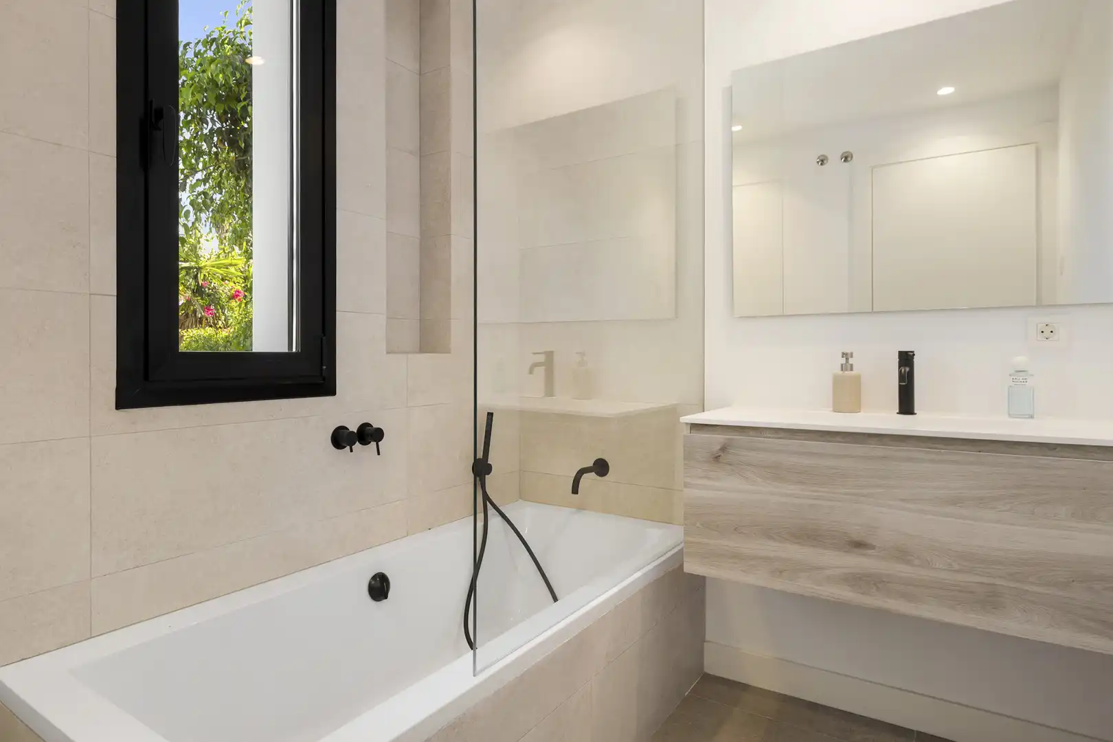 Bany de Casa o xalet en venda en Marbella amb Aire condicionat, Jardí privat i Terrassa