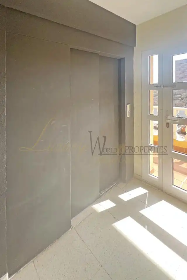 Apartamento en venta en Arona con Terraza, Amueblado y Piscina comunitaria