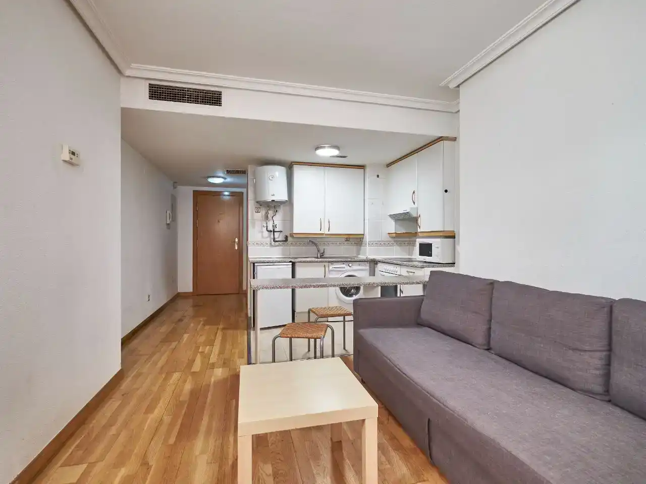 Sala d'estar de Estudi en venda en Madrid amb Aire condicionat, Jardí privat i Parquet