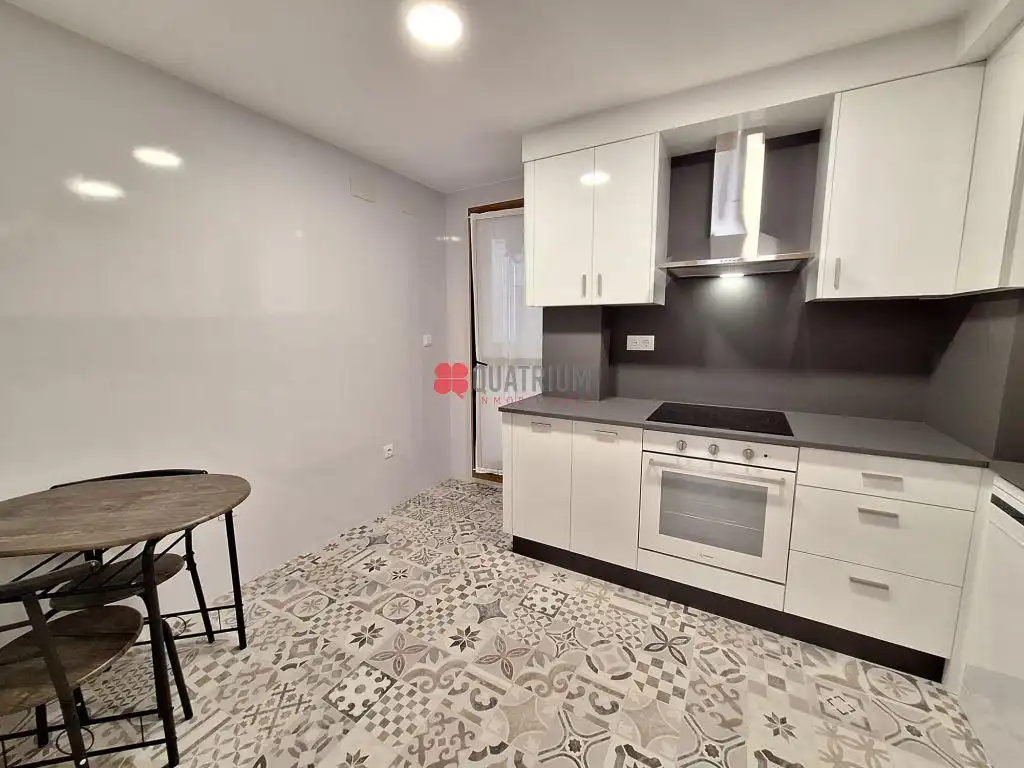 Cocina de Piso de alquiler en Santiago de Compostela  con Balcón