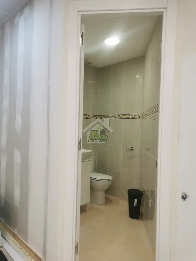 Bathroom of Commercial properties for sale in Barcelona  with Air Conditioner, Parquet flooring and Alarm