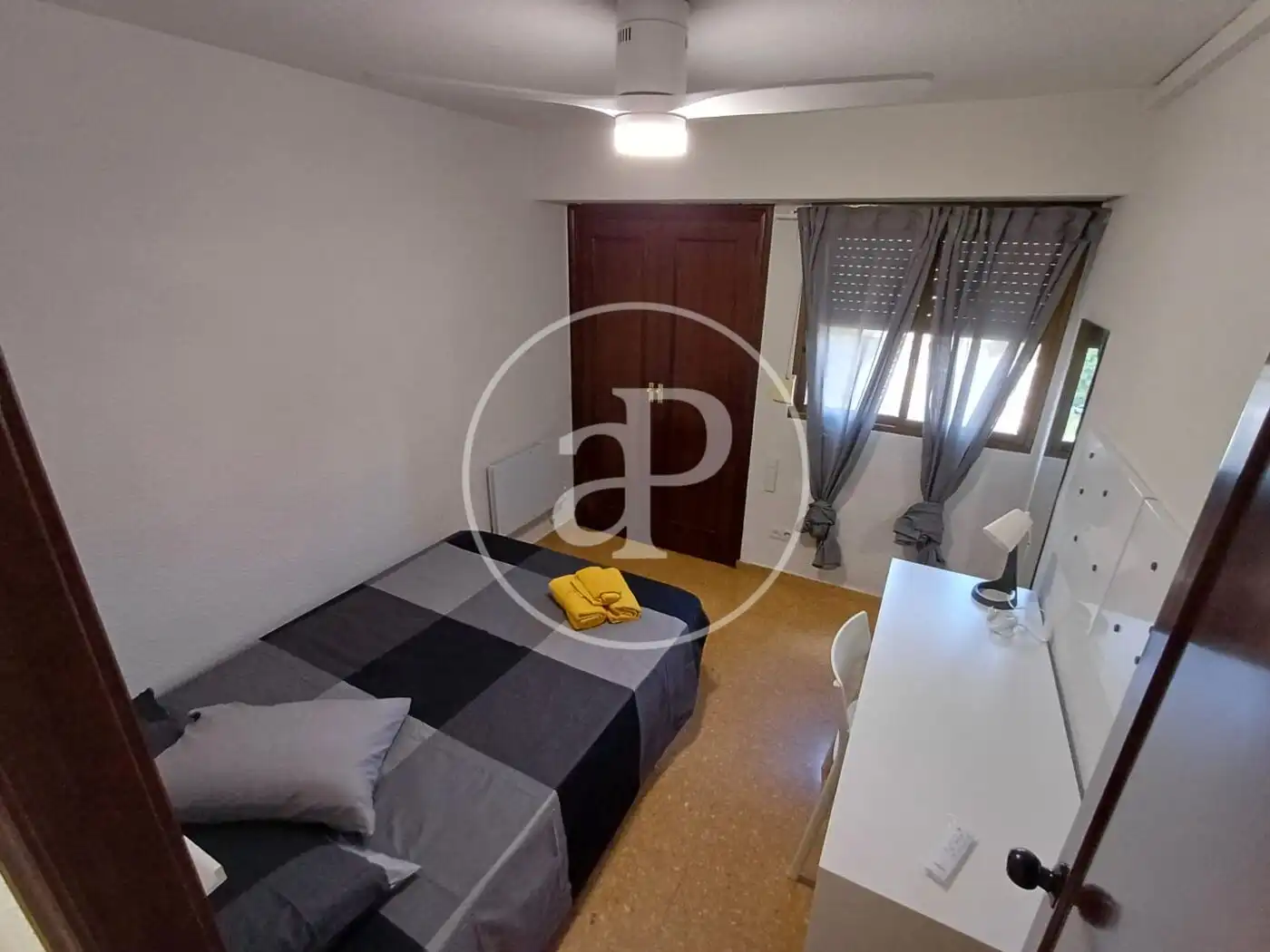 Habitación de Piso de alquiler en Valencia con Aire acondicionado y Amueblado