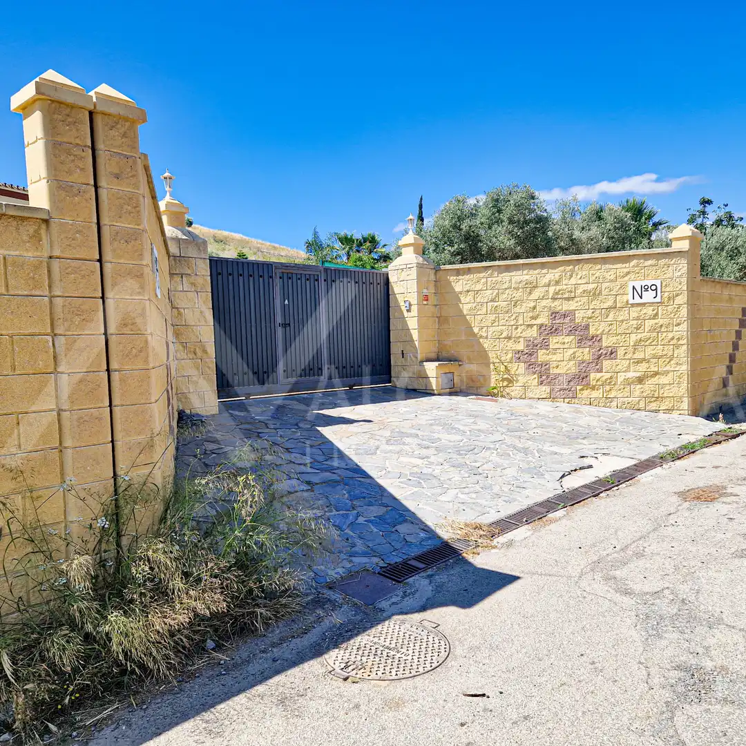 Vista exterior de Casa o xalet en venda en Alhaurín de la Torre amb Aire condicionat, Jardí privat i Terrassa