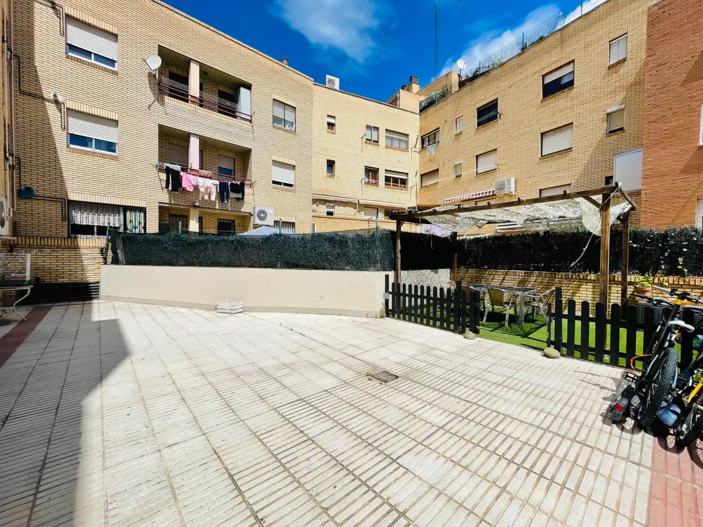 Vista exterior de Piso en venta en Zaragoza con Aire acondicionado, Calefacción y Jardín privado