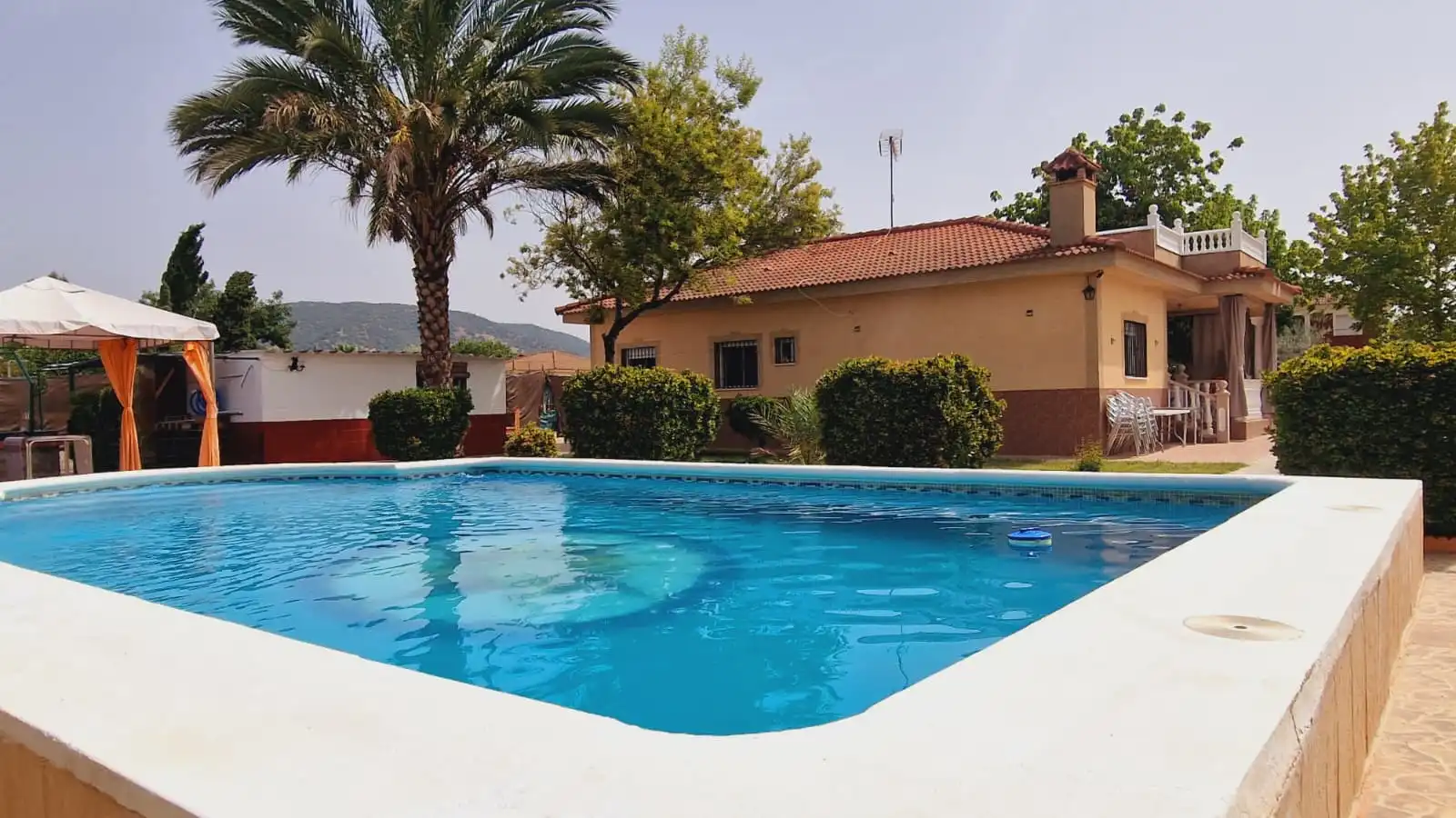 Piscina de Casa o xalet en venda en Córdoba amb Aire condicionat, Calefacció i Jardí privat