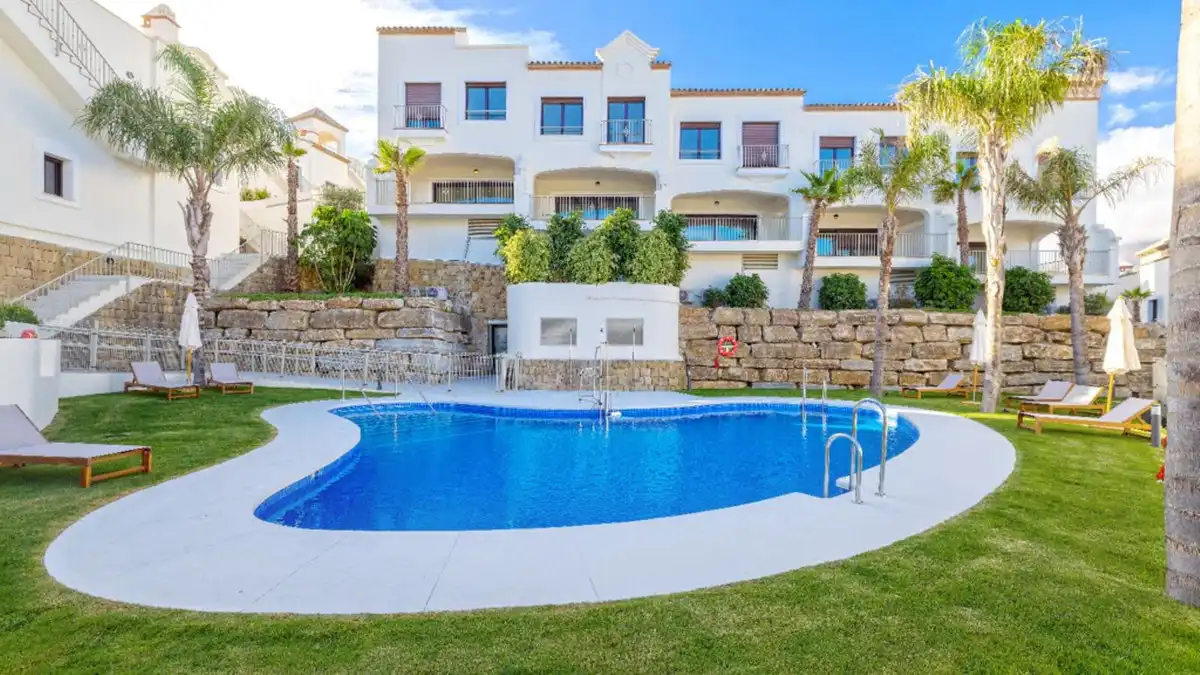 Vista exterior de Casa adosada en venta en Estepona con Aire acondicionado, Terraza y Jacuzzi