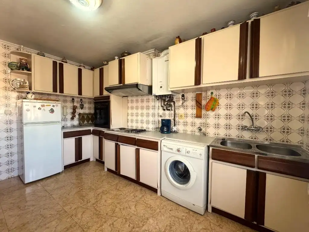 Cuina de Pis en venda en Los Corrales de Buelna  amb Calefacció, Parquet i Traster