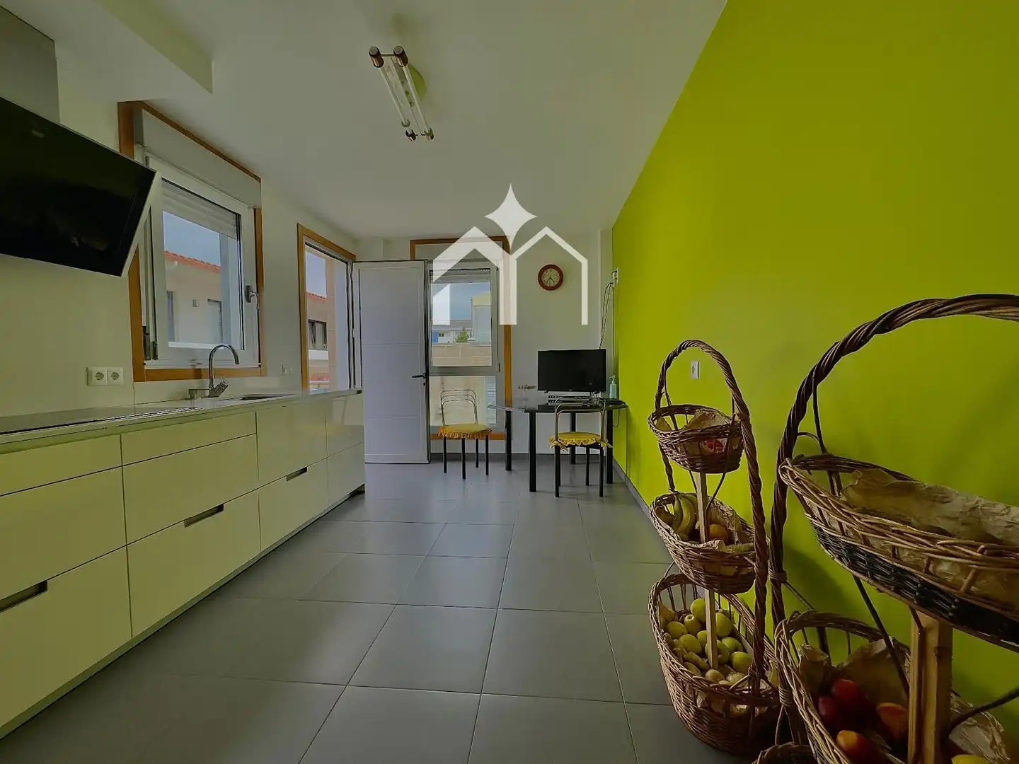 Cuina de Casa o xalet en venda en Cangas  amb Calefacció, Parquet i Terrassa