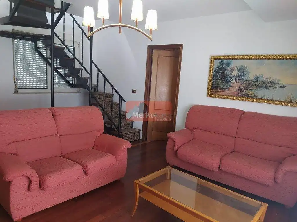 Sala d'estar de Dúplex en venda en Lugo amb Calefacció, Traster i Moblat
