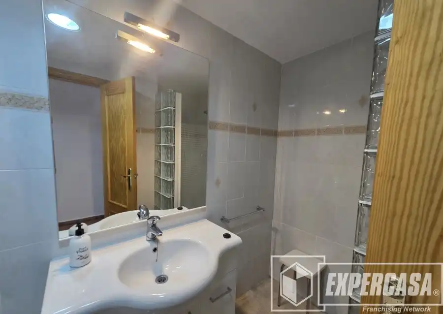 Bany de Apartament de lloguer en Cullera amb Terrassa, Piscina i Moblat