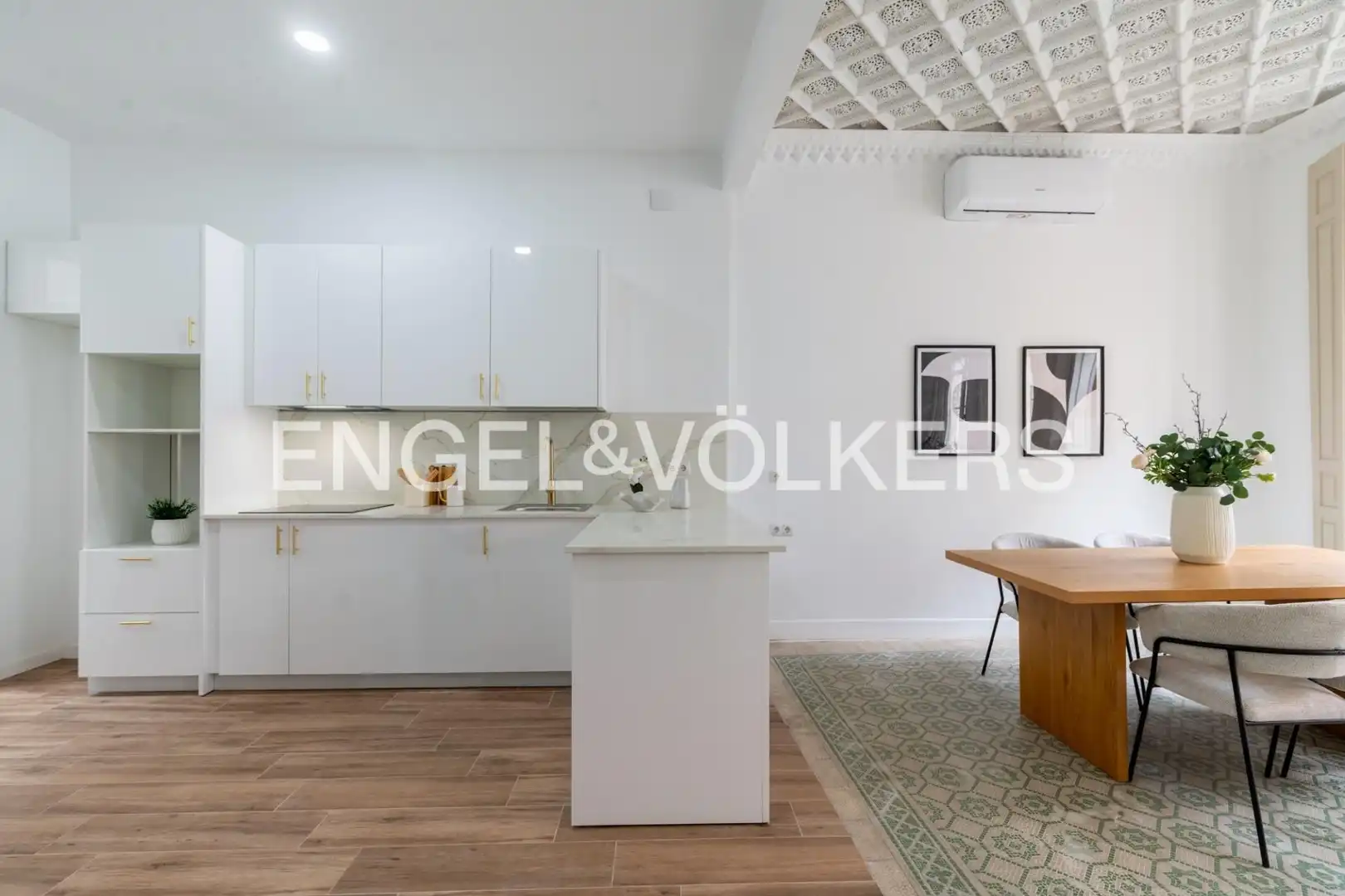 Kitchen of Flat for sale in Sevilla  with Air Conditioner, Heating and Balcony