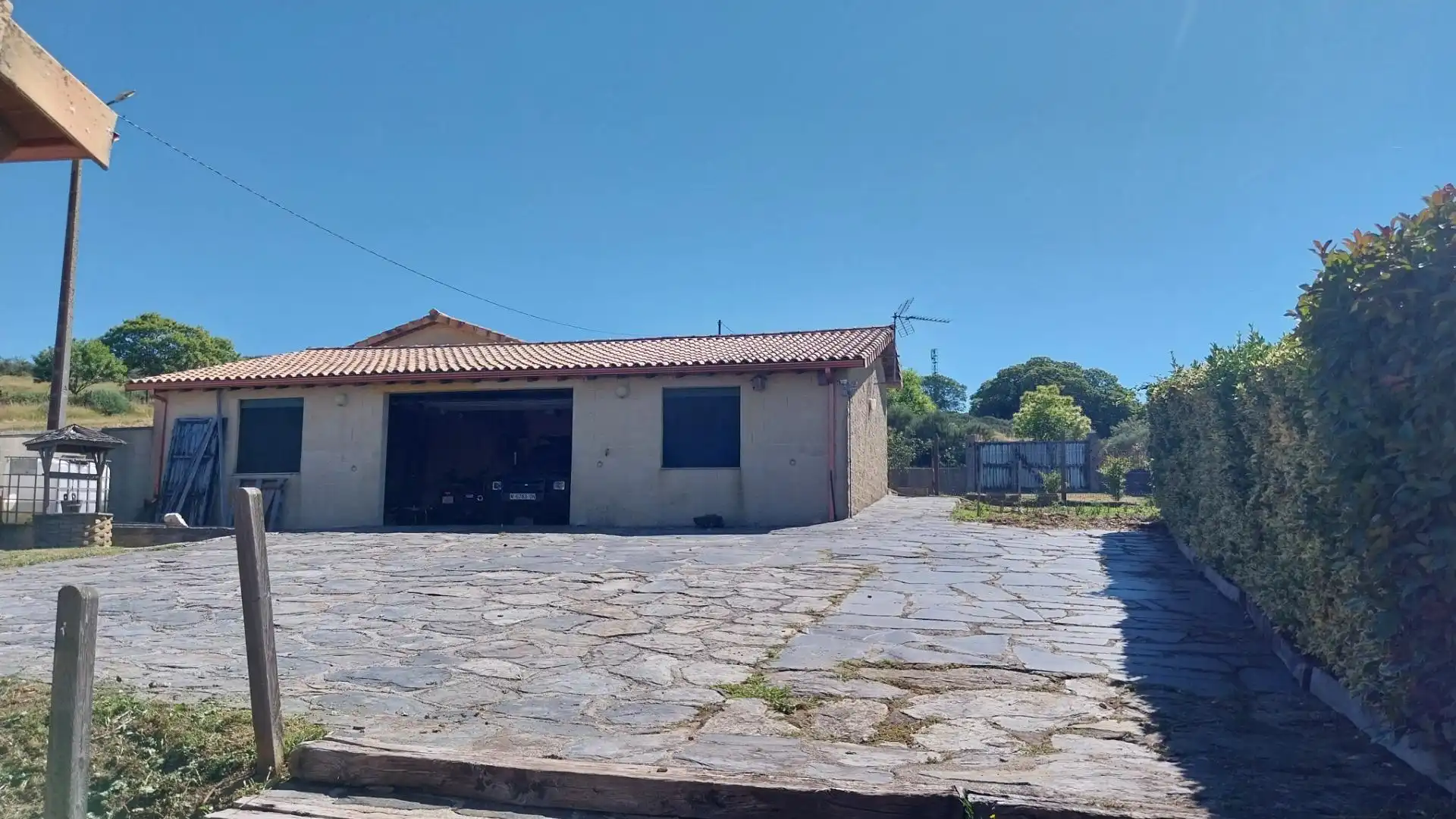 Exterior view of Houses for sale in Laza  with Private garden, Terrace and Furnished