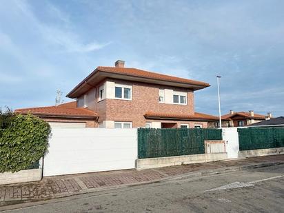 Vista exterior de Casa o xalet en venda en Santander amb Calefacció, Jardí privat i Parquet