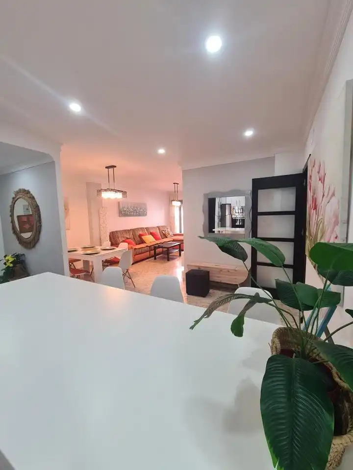 Planta baja de alquiler en Divina Pastora, V Centenario - Piletas - Capuchinos