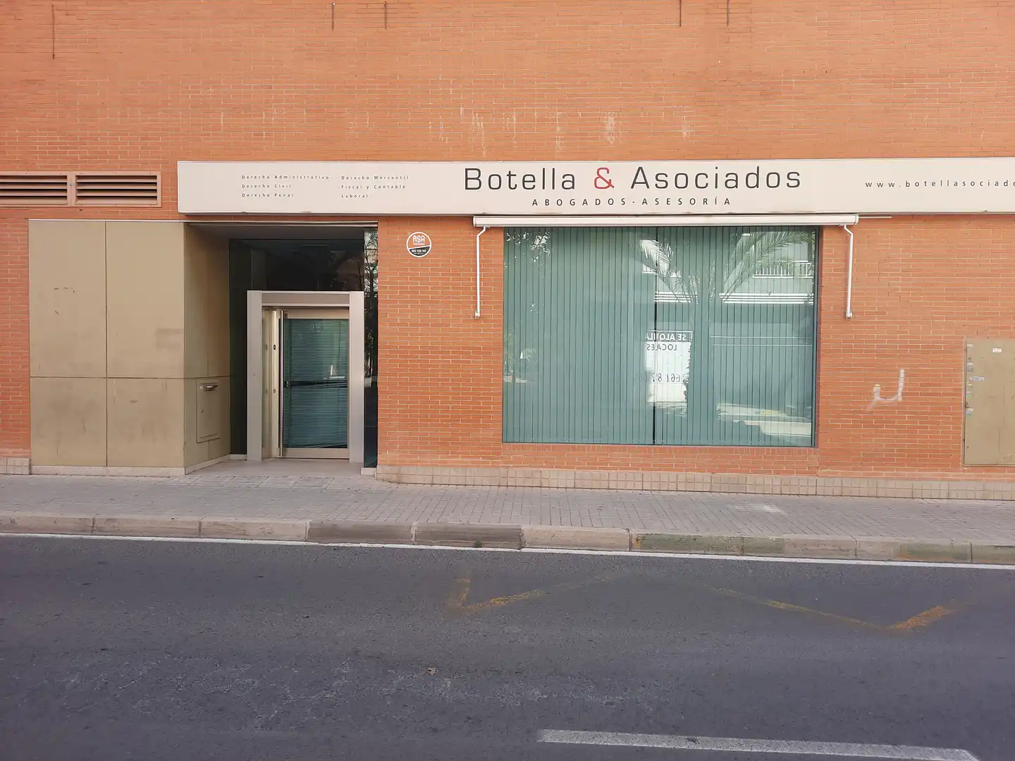 Commercial properties for rent in Carrer Josep Joaquim Landerer, 8, Ciutat Universitària
