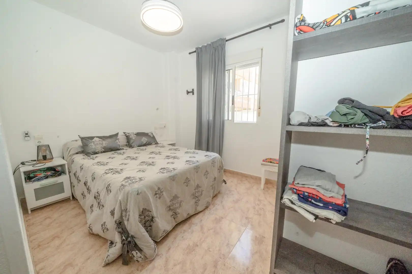 Habitación de Apartamento de alquiler en Torrevieja con Aire acondicionado, Terraza y Piscina