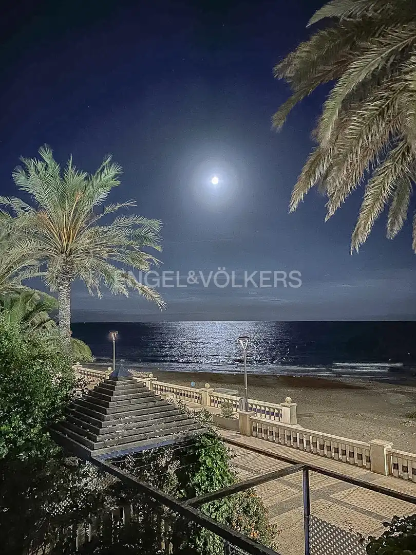 Vista exterior de Pis de lloguer en Sitges amb Aire condicionat, Calefacció i Terrassa