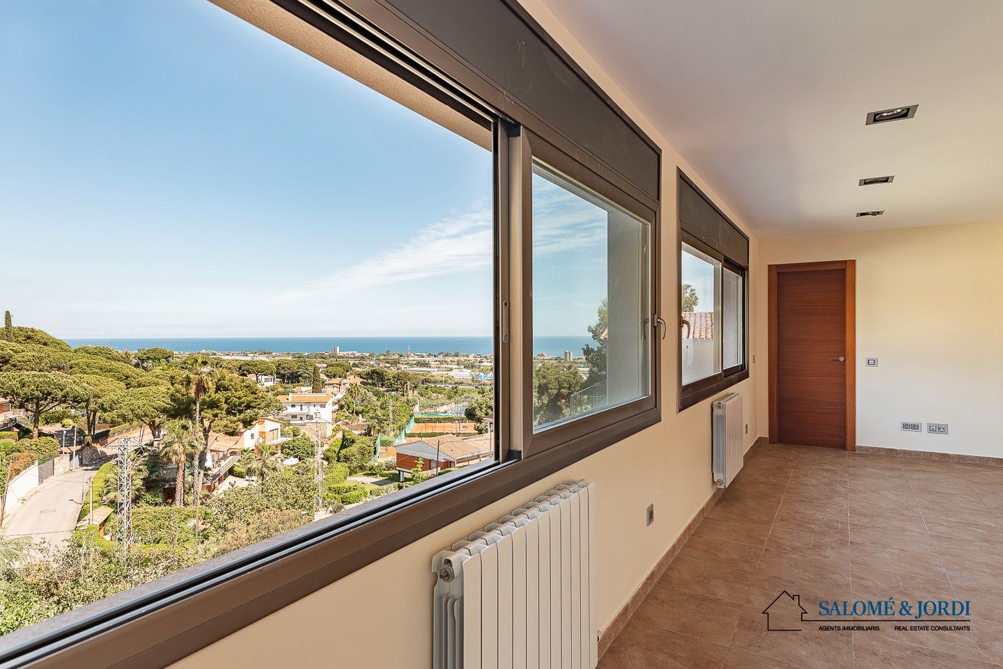 Vista exterior de Casa o xalet en venda en Cabrils amb Aire condicionat, Jardí privat i Parquet