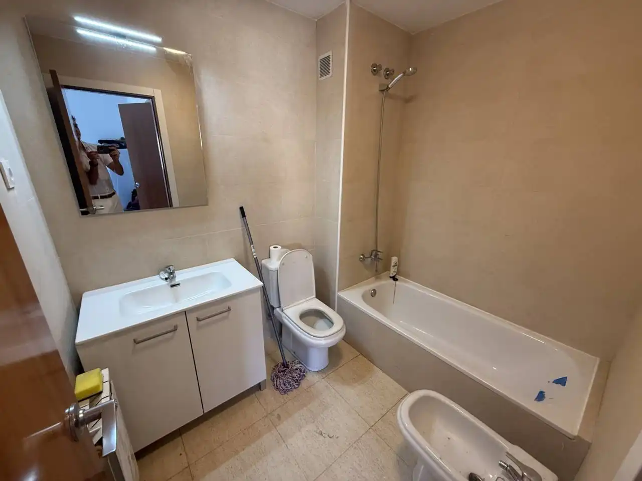 Baño de Piso en venta en Sabadell con Calefacción, Parquet y Alarma