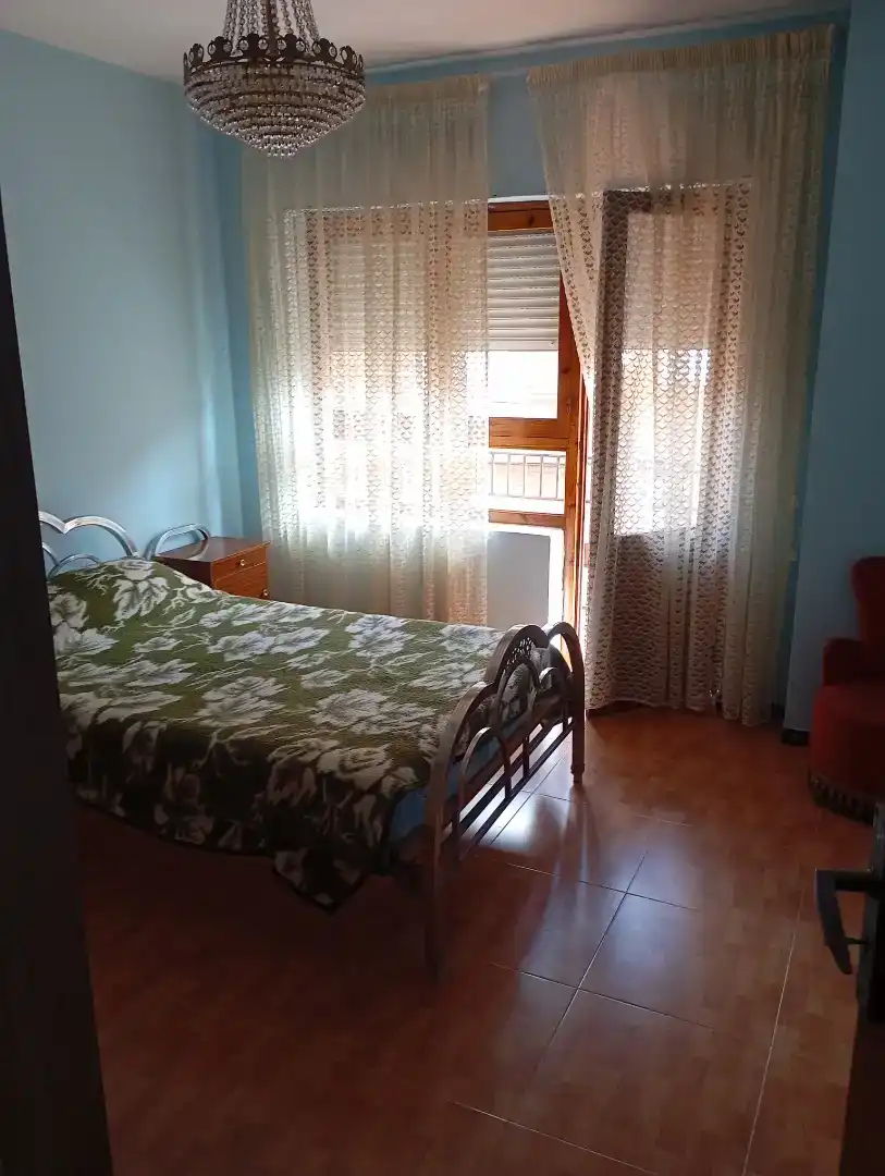 Schlafzimmer von Wohnung zur Miete in Benavides mit Waschmaschine, Mikrowelle und Fernseher