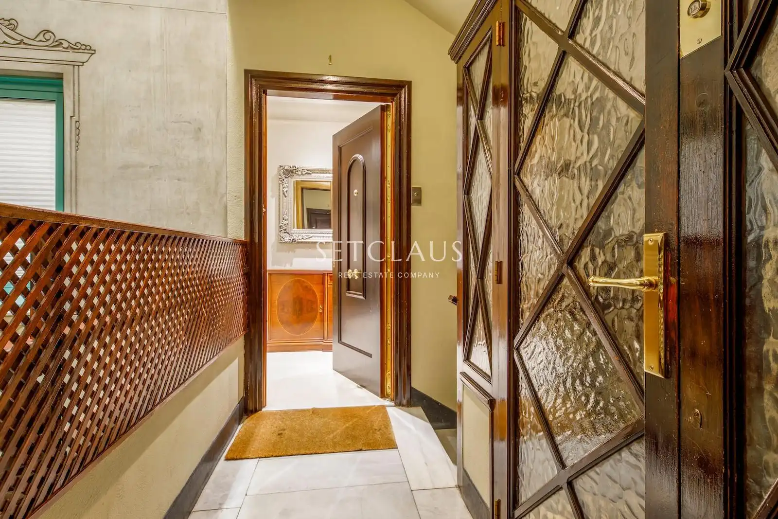 Flat for sale in Barcelona  with Air Conditioner and Alarm