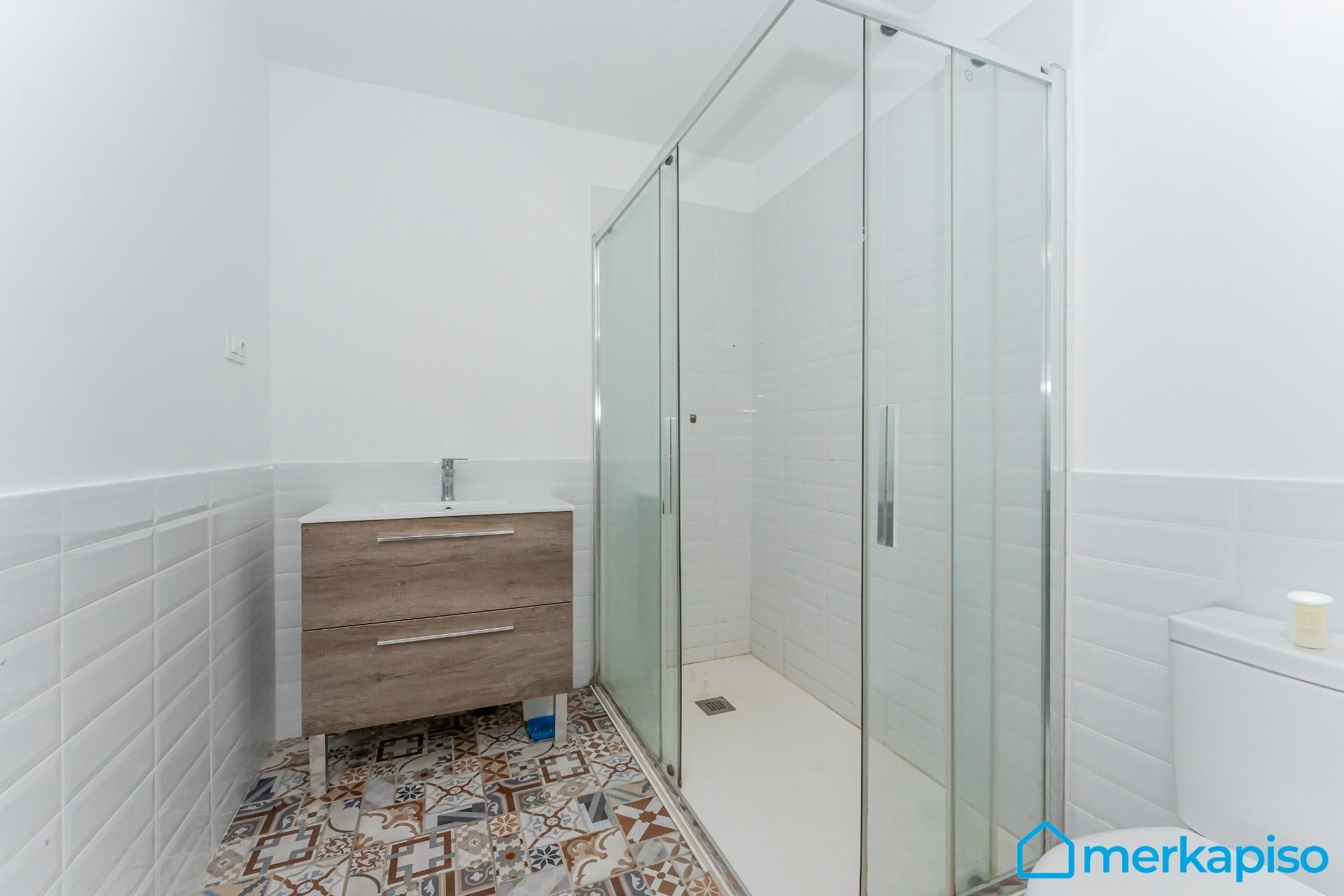 Badezimmer von Einfamilien-Reihenhaus zum Verkauf in Santa Coloma de Cervelló mit Privatgarten, Parkett und Terrasse