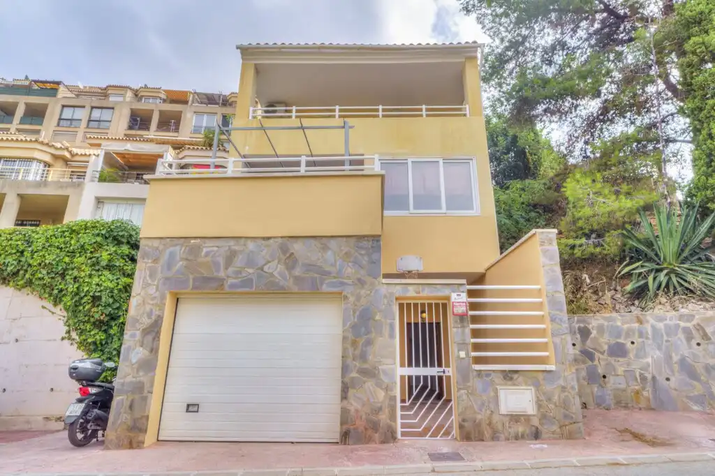 Vista exterior de Casa o xalet en venda en Fuengirola amb Aire condicionat, Jardí privat i Terrassa