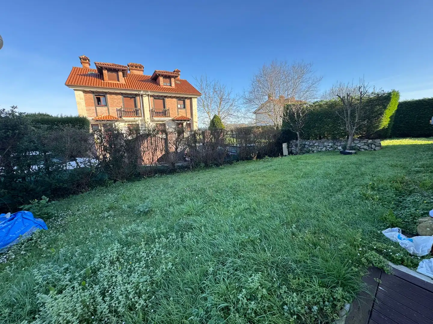 Einfamilien-Reihenhaus zum Verkauf in Polanco mit Heizung, Privatgarten und Terrasse