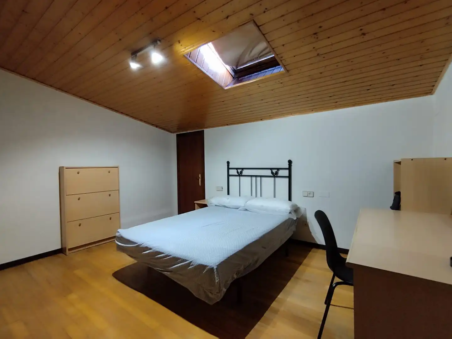Schlafzimmer von Wohnung zur Miete in A Coruña Capital  mit Parkett, Möbliert und Ofen