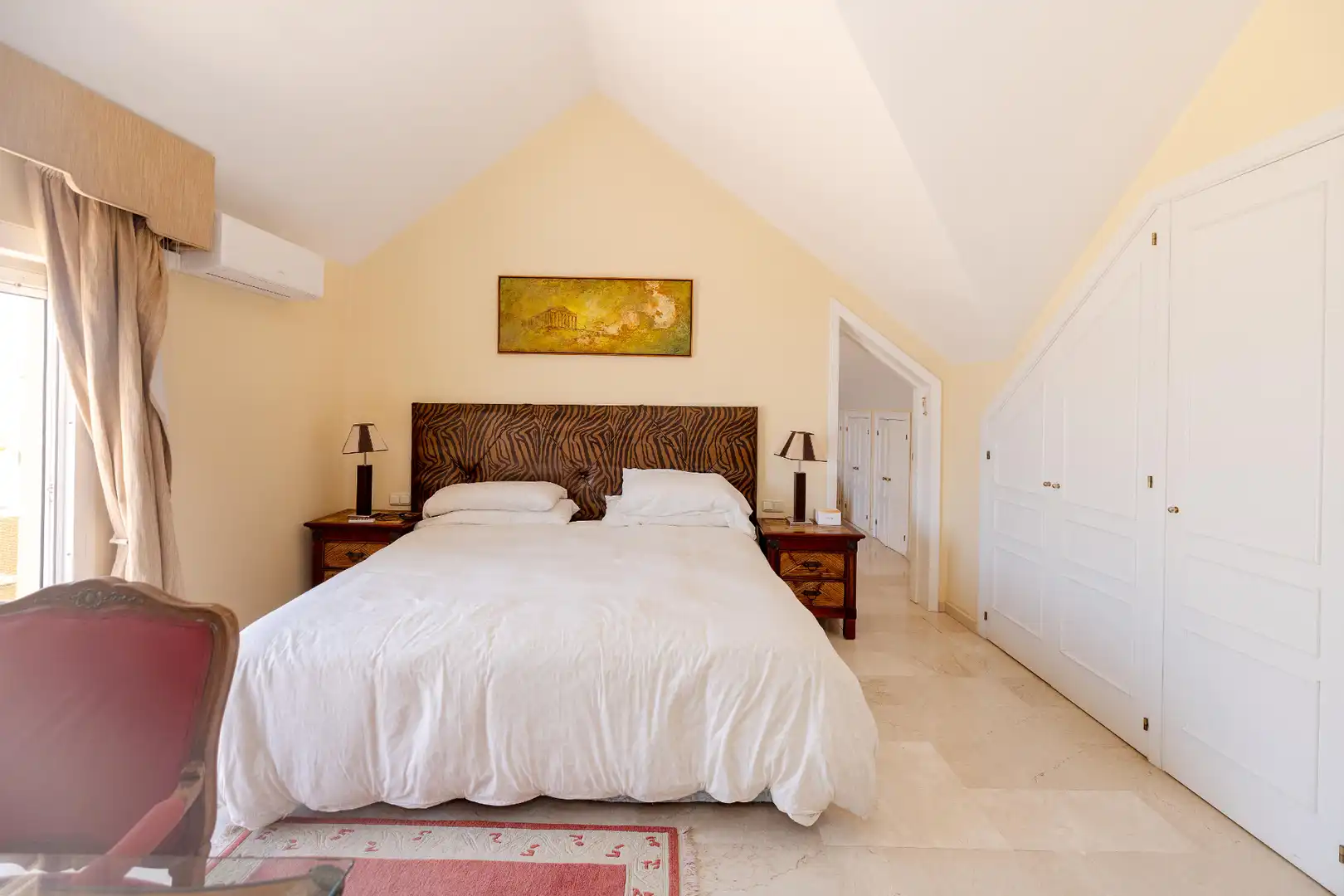 Schlafzimmer von Dachboden zum Verkauf in Marbella mit Klimaanlage, Heizung und Terrasse