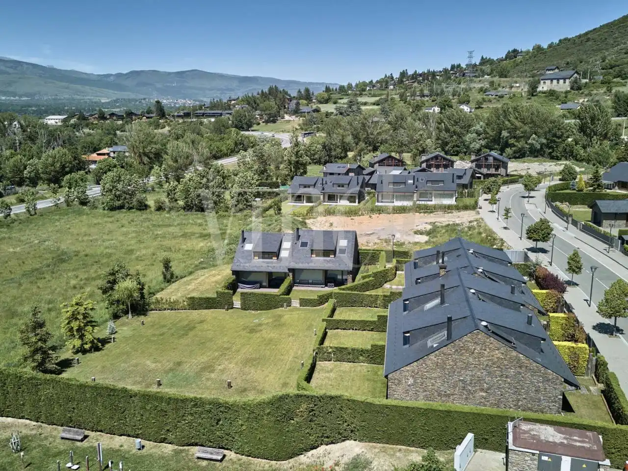 Vista exterior de Casa adosada en venda en Alp amb Calefacció, Jardí privat i Parquet