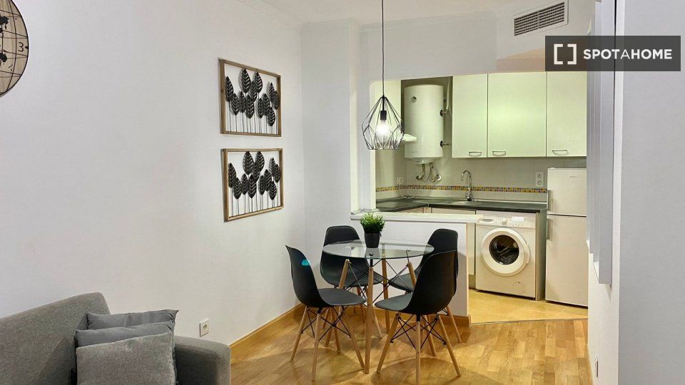 Dining room of Flat to rent in  Madrid Capital  with Air Conditioner, Heating and Furnished
