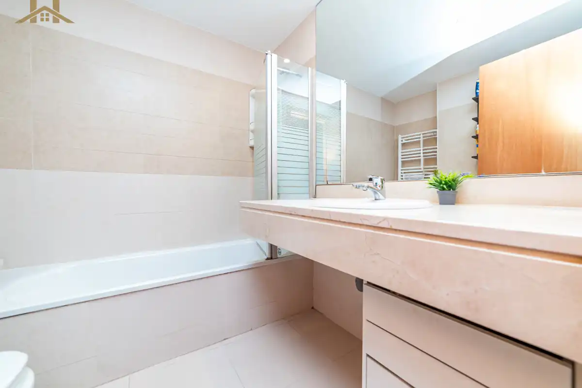 Baño de Planta baja en venta en Arroyomolinos (Madrid) con Aire acondicionado, Calefacción y Jardín privado
